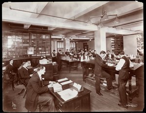 1910年にニューヨークのハドソンウントヴェストリーストリートにある化学者、パーク、デイビスウント社のオフィスで注文を処理する男性（シルバーゼラチンプリント）